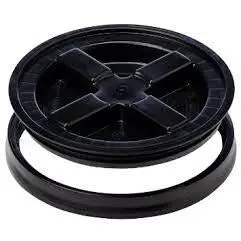 Black Gamma Seal Lid For 5-Gallon Buckets 1