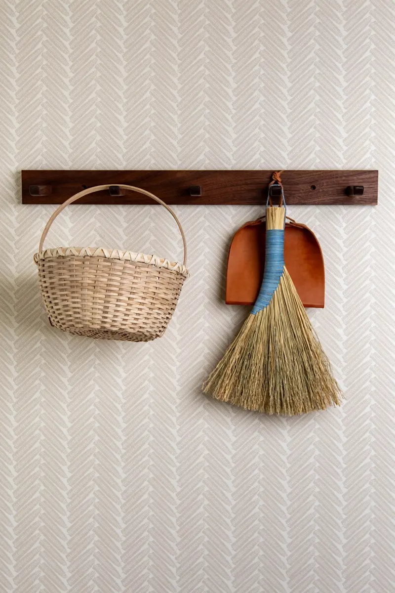 Colonial-Style Wall-Mounted Hook Rack 1