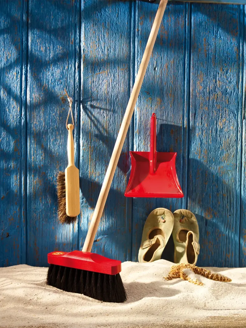 Kids' Room Broom – 90 Cm Ergonomic Handle, Vibrant Red 1