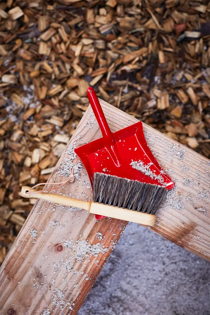 Red Children’S Dustpan – Kid-Sized Cleaning Aid 1